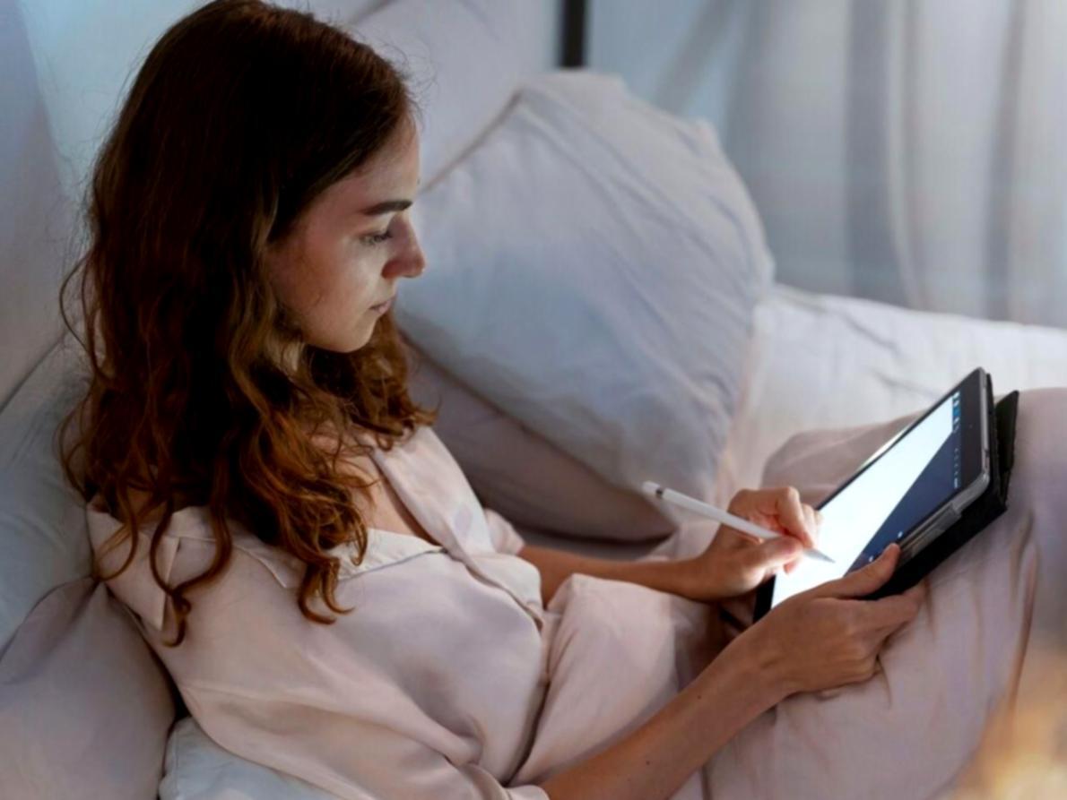 Trading-Analysearbeitsplatz mit mehreren Monitoren und Diagrammen