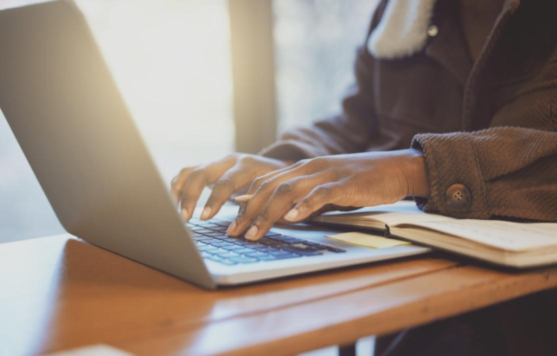 Trading-Workspace mit mehreren Bildschirmen und Chartanalysen