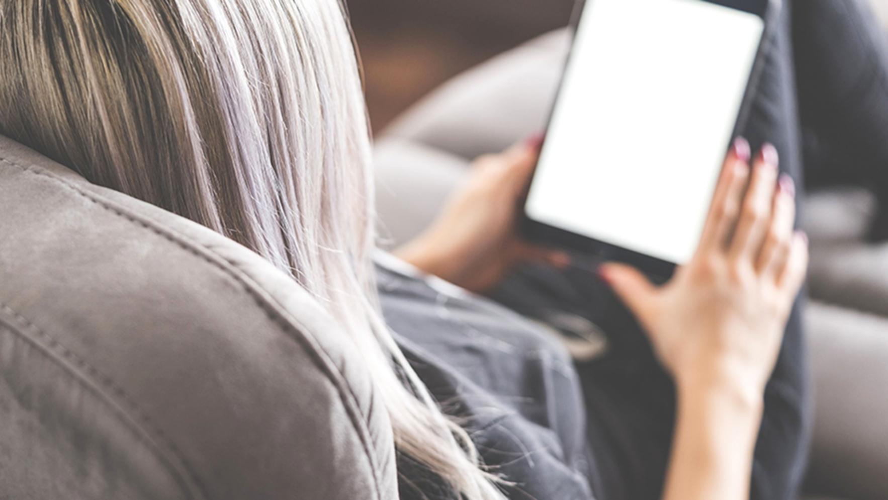 Person arbeitet flexibel am Laptop mit Trading-Software