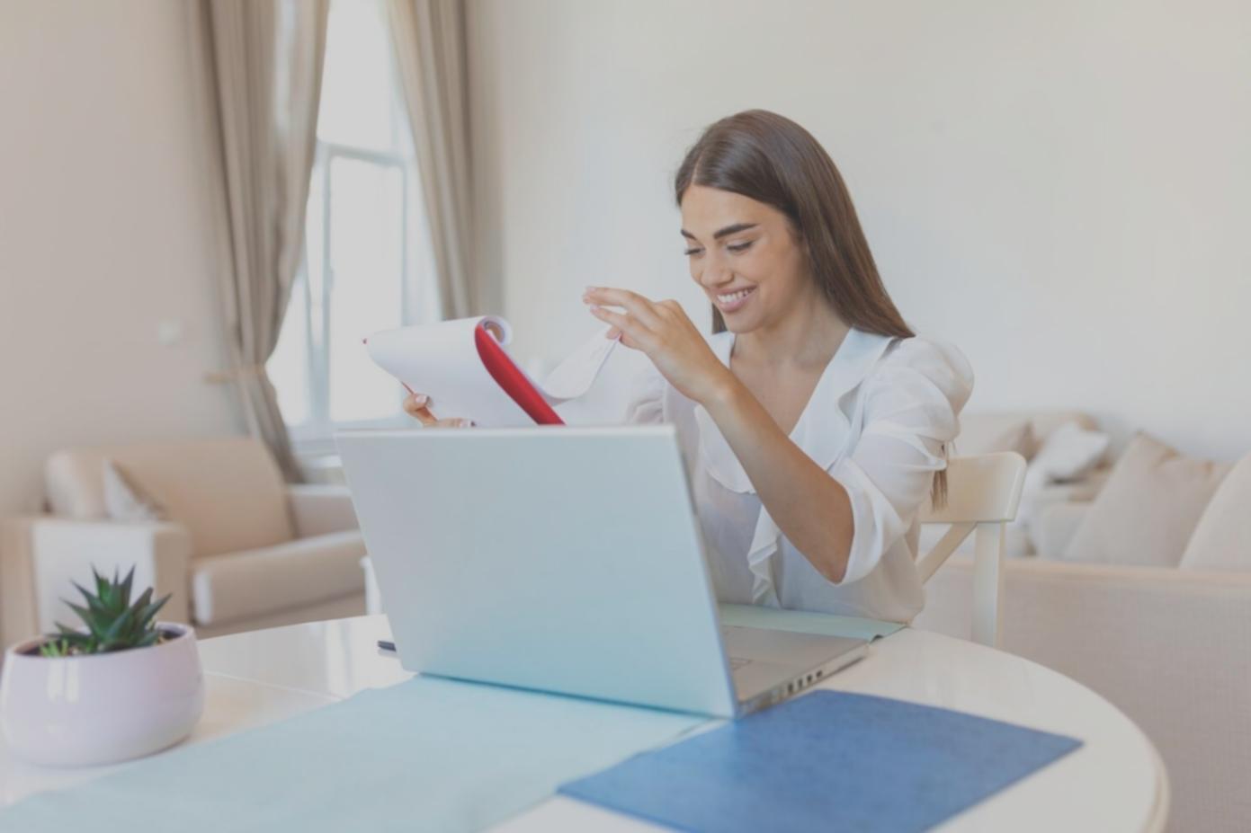 Arbeitsplatz mit Finanzdiagrammen und Marktdaten-Analyse