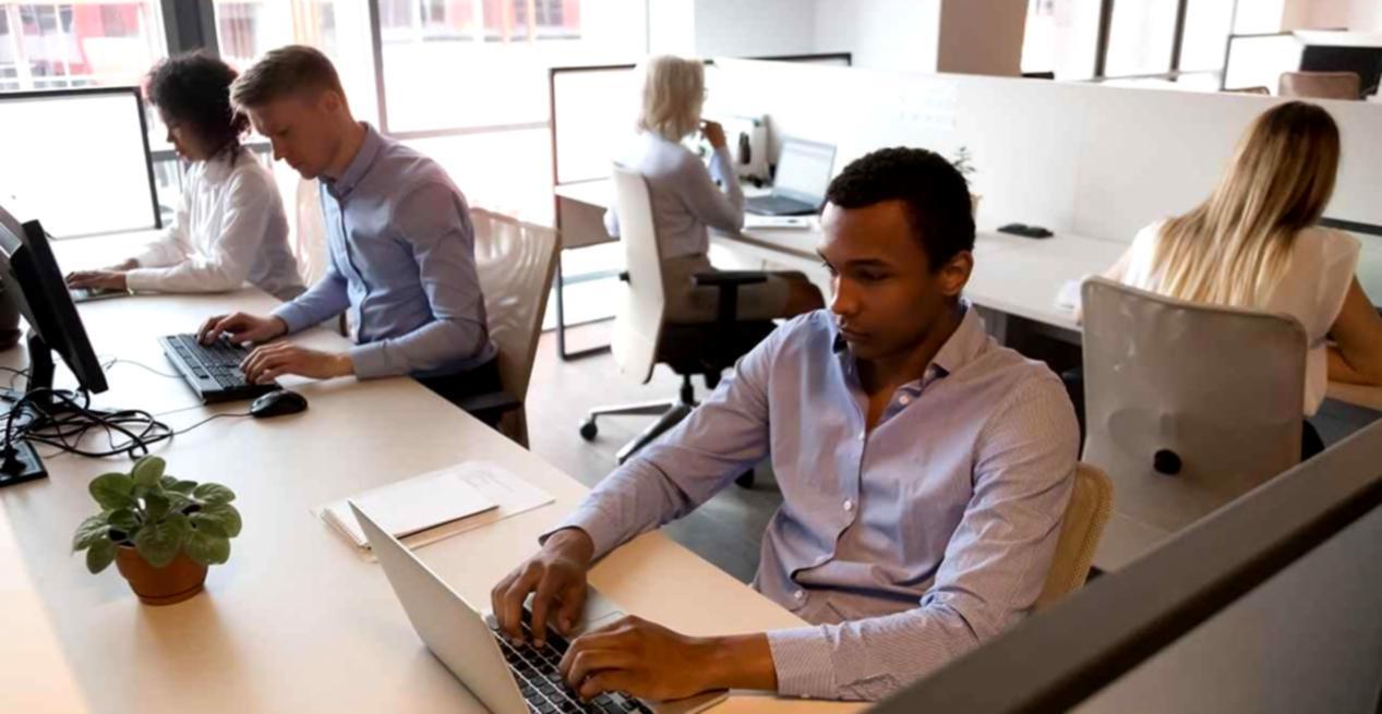 Detaillierte Chartanalyse mit technischen Indikatoren und Trendlinien